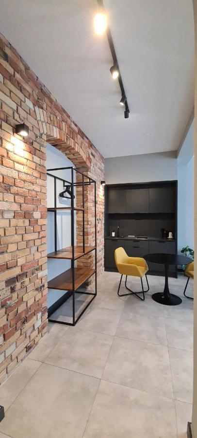 Apartsuites I Sorau Жари Екстер'єр фото A micro apartment in Warsaw, Poland