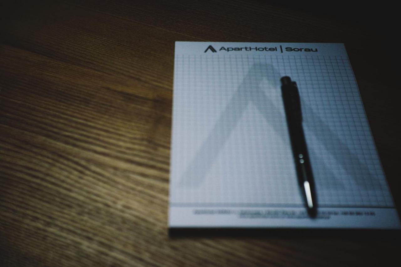 Apartsuites I Sorau Жари Екстер'єр фото A pen and a notepad