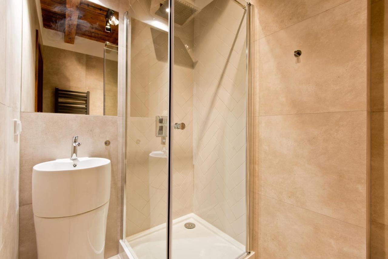 Apartsuites I Sorau Жари Екстер'єр фото A shower cubicle