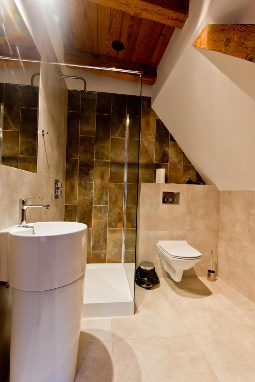 Apartsuites I Sorau Жари Екстер'єр фото A wet room
