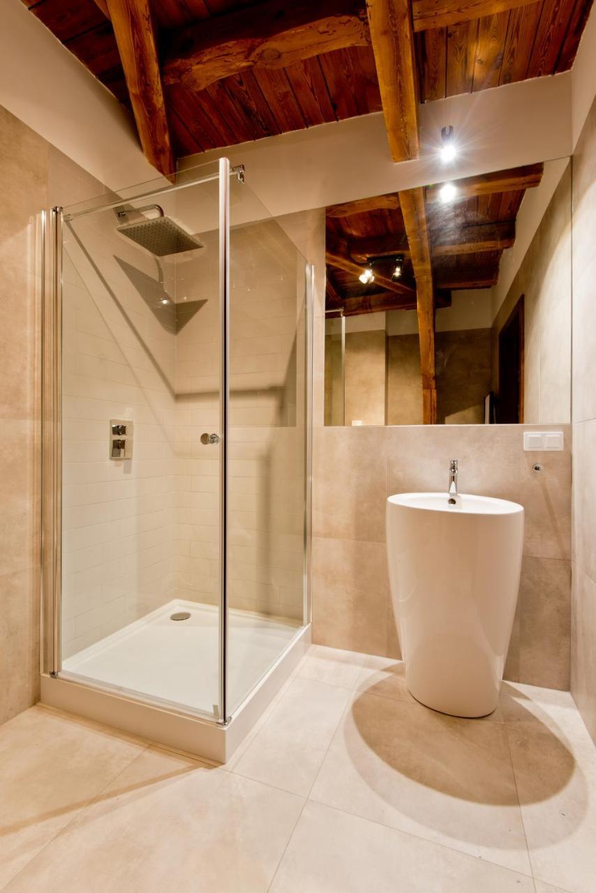Apartsuites I Sorau Жари Екстер'єр фото A shower enclosure