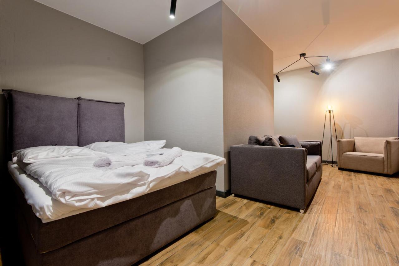 Apartsuites I Sorau Жари Екстер'єр фото A bedroom with a sofa bed