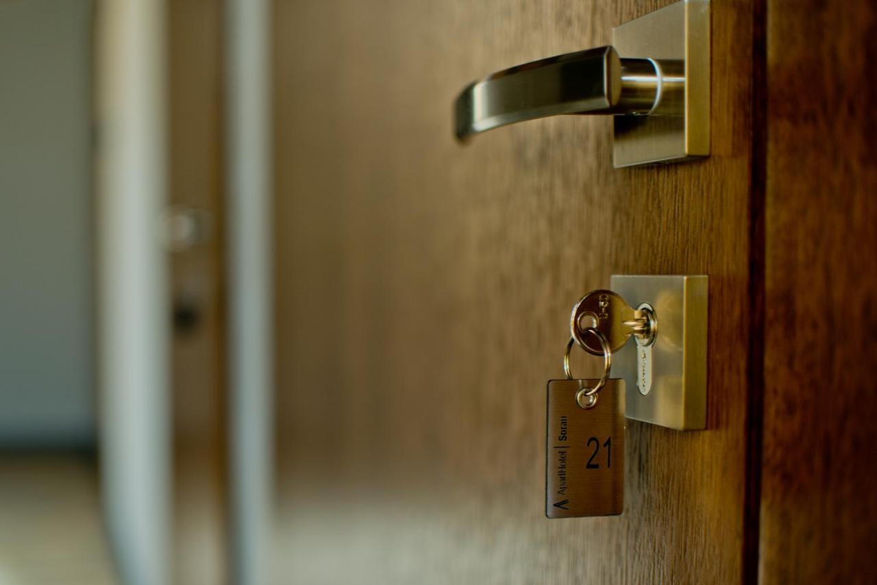 Apartsuites I Sorau Жари Екстер'єр фото A door with a key in the lock
