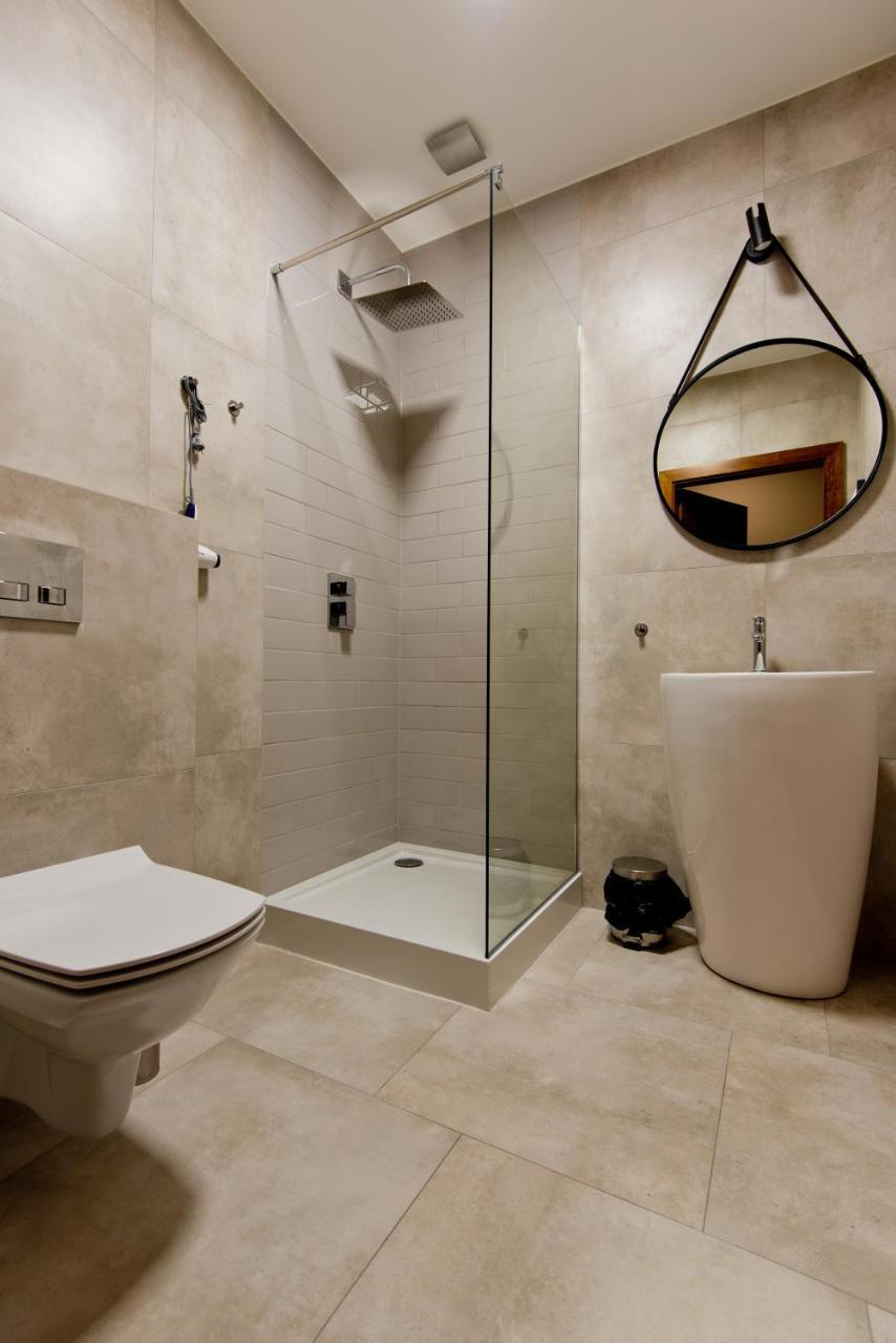 Apartsuites I Sorau Жари Екстер'єр фото A shower cubicle
