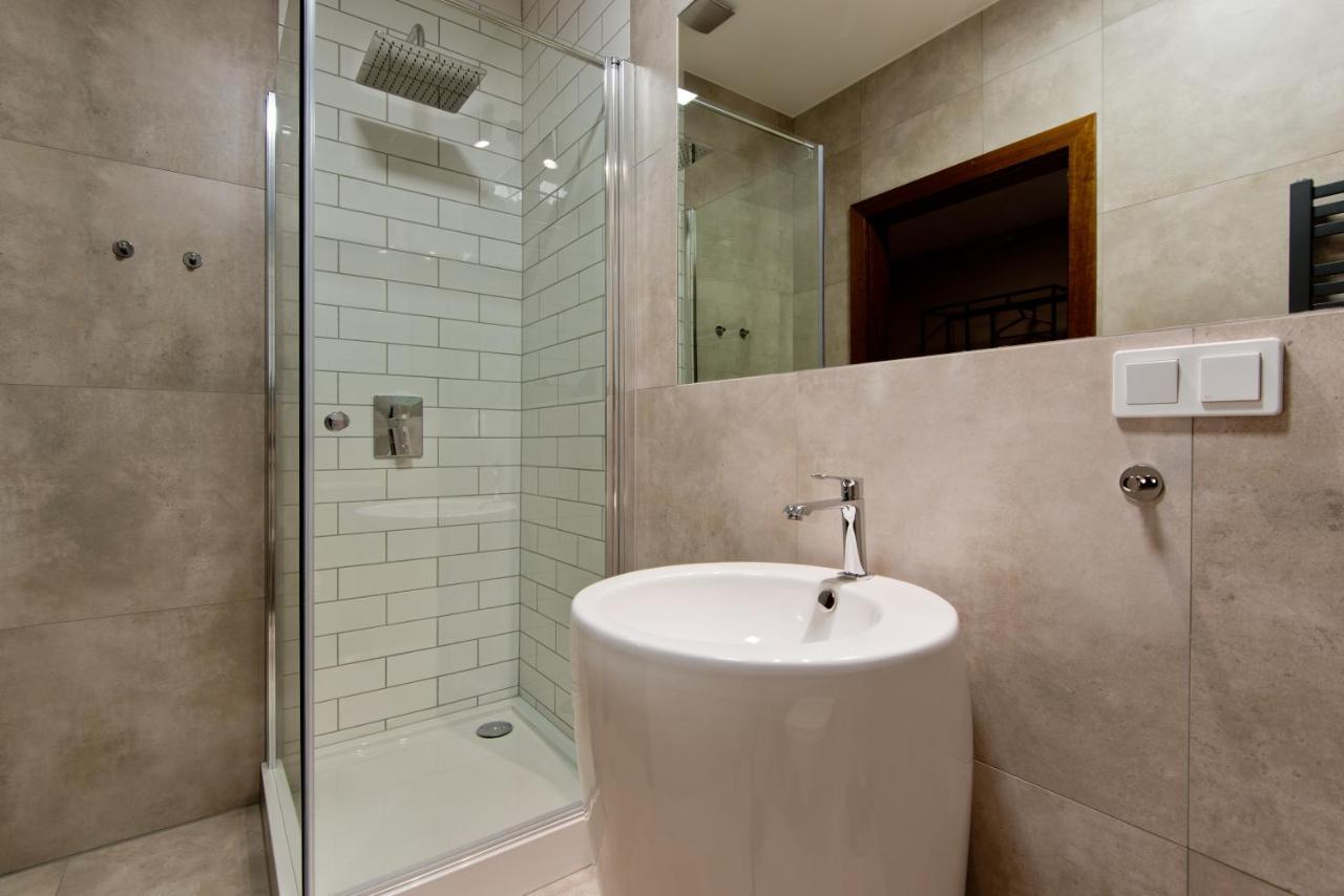 Apartsuites I Sorau Жари Екстер'єр фото A shower cubicle