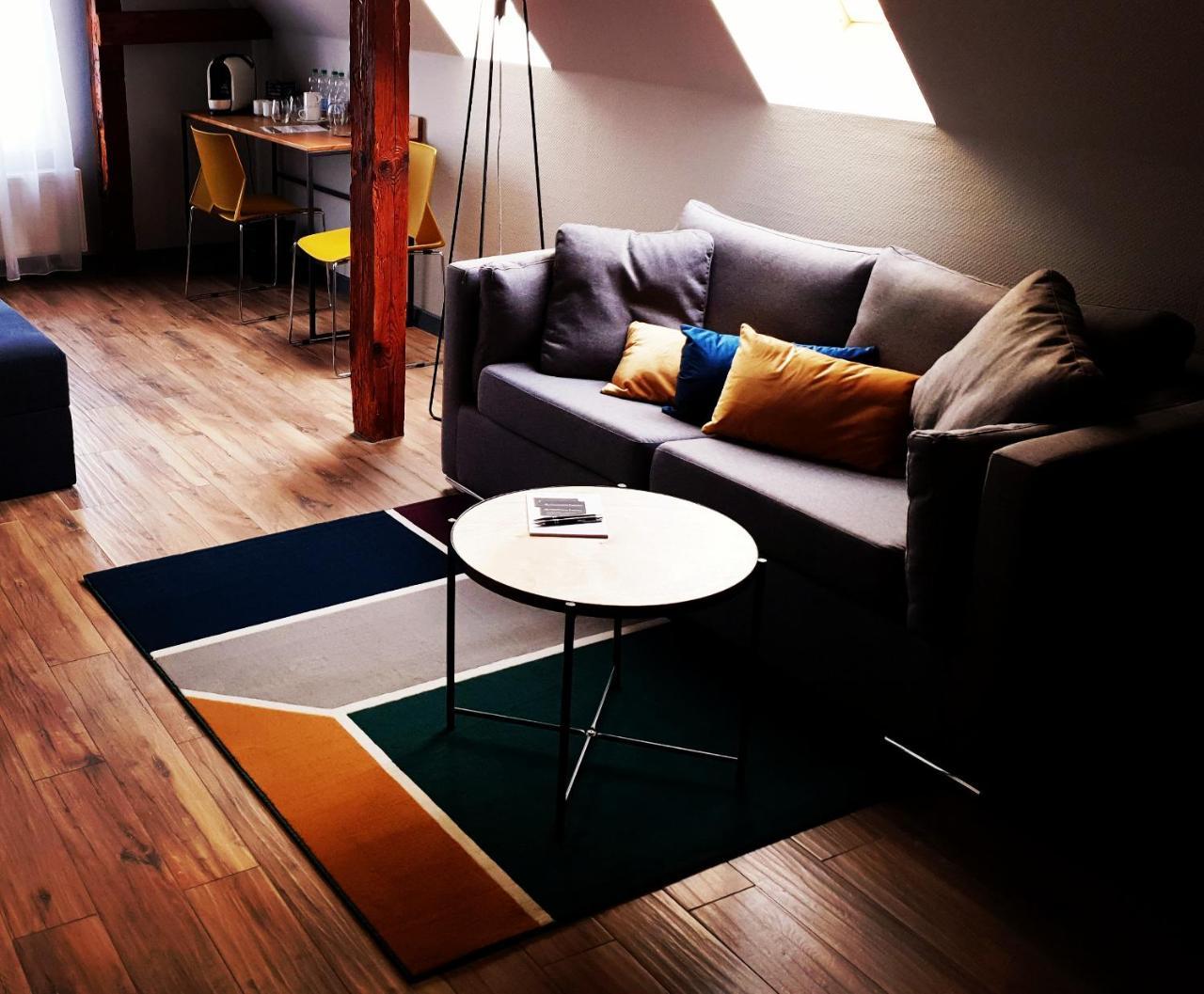 Apartsuites I Sorau Жари Екстер'єр фото A living room with a sofa